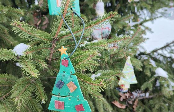 Justiniškių eglutės dekoravimas žaisliukais