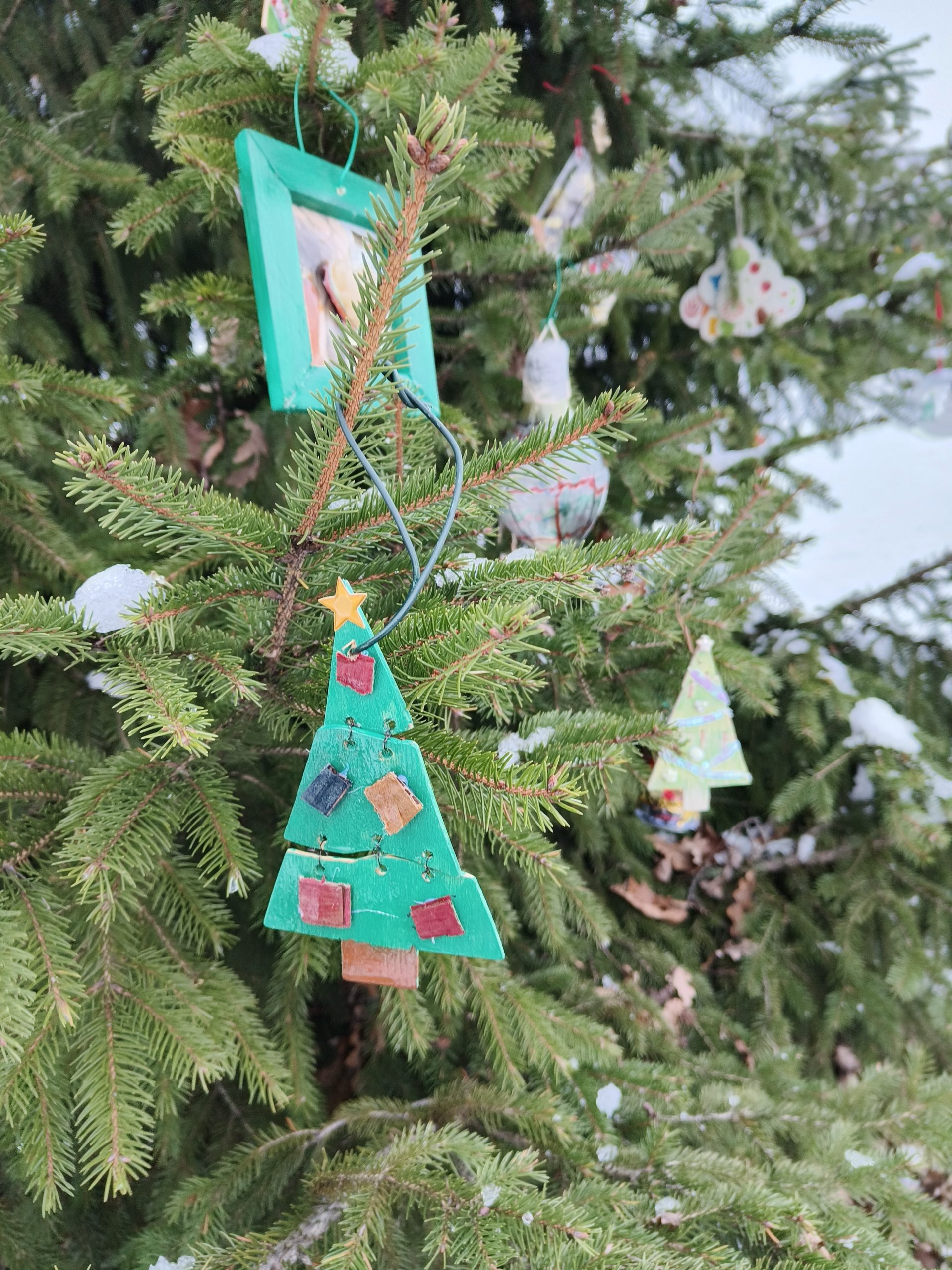 Justiniškių eglutės dekoravimas žaisliukais