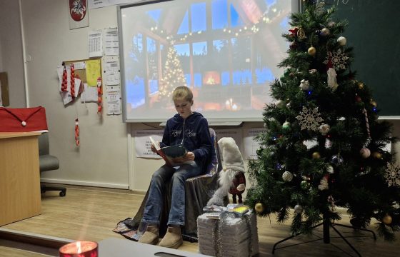 Advento rytai trečiokų klasėje su knyga