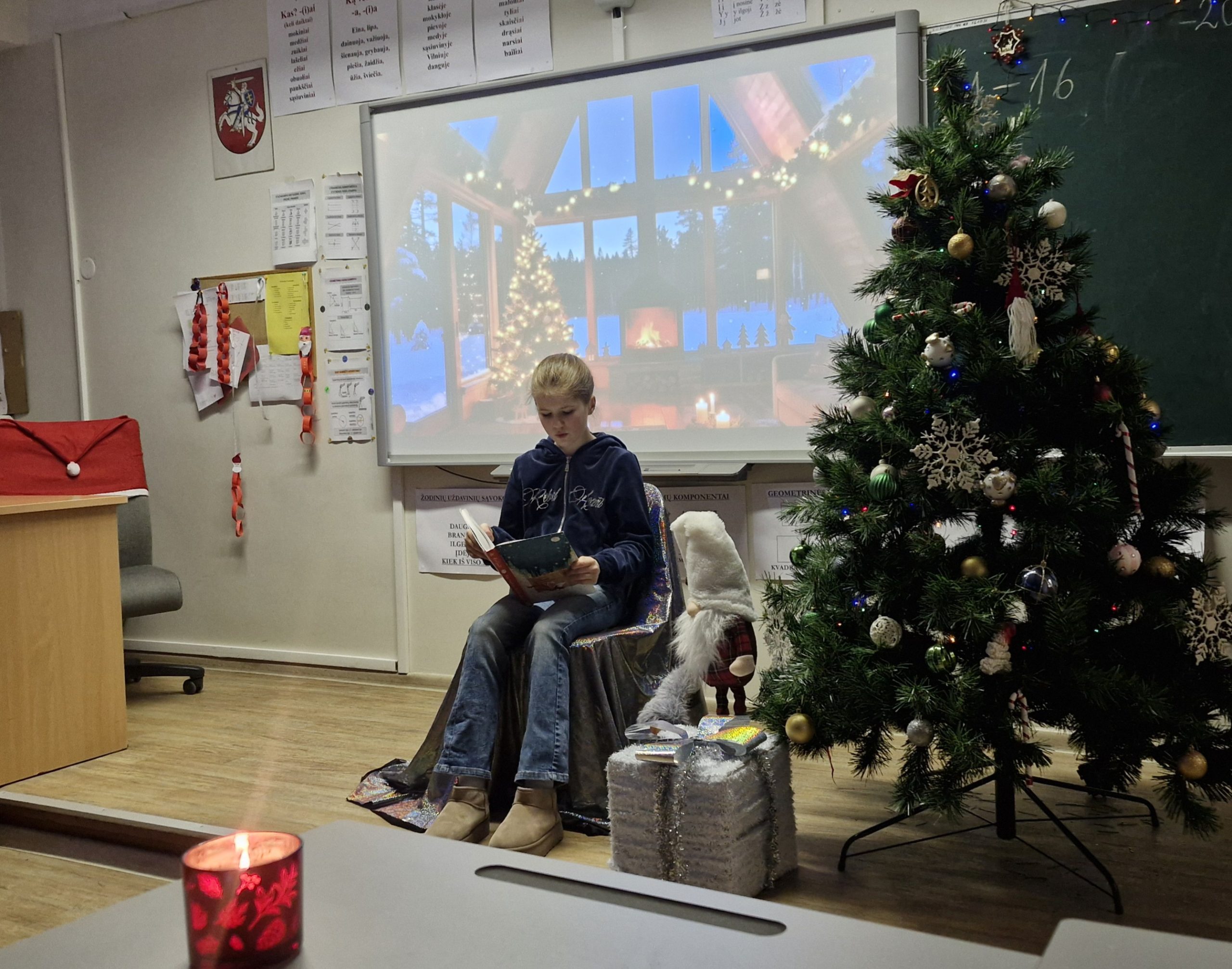 Advento rytai trečiokų klasėje su knyga