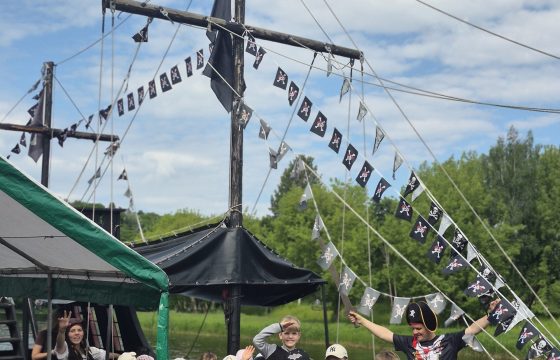 Pirmokų plaukimas piratų laivu