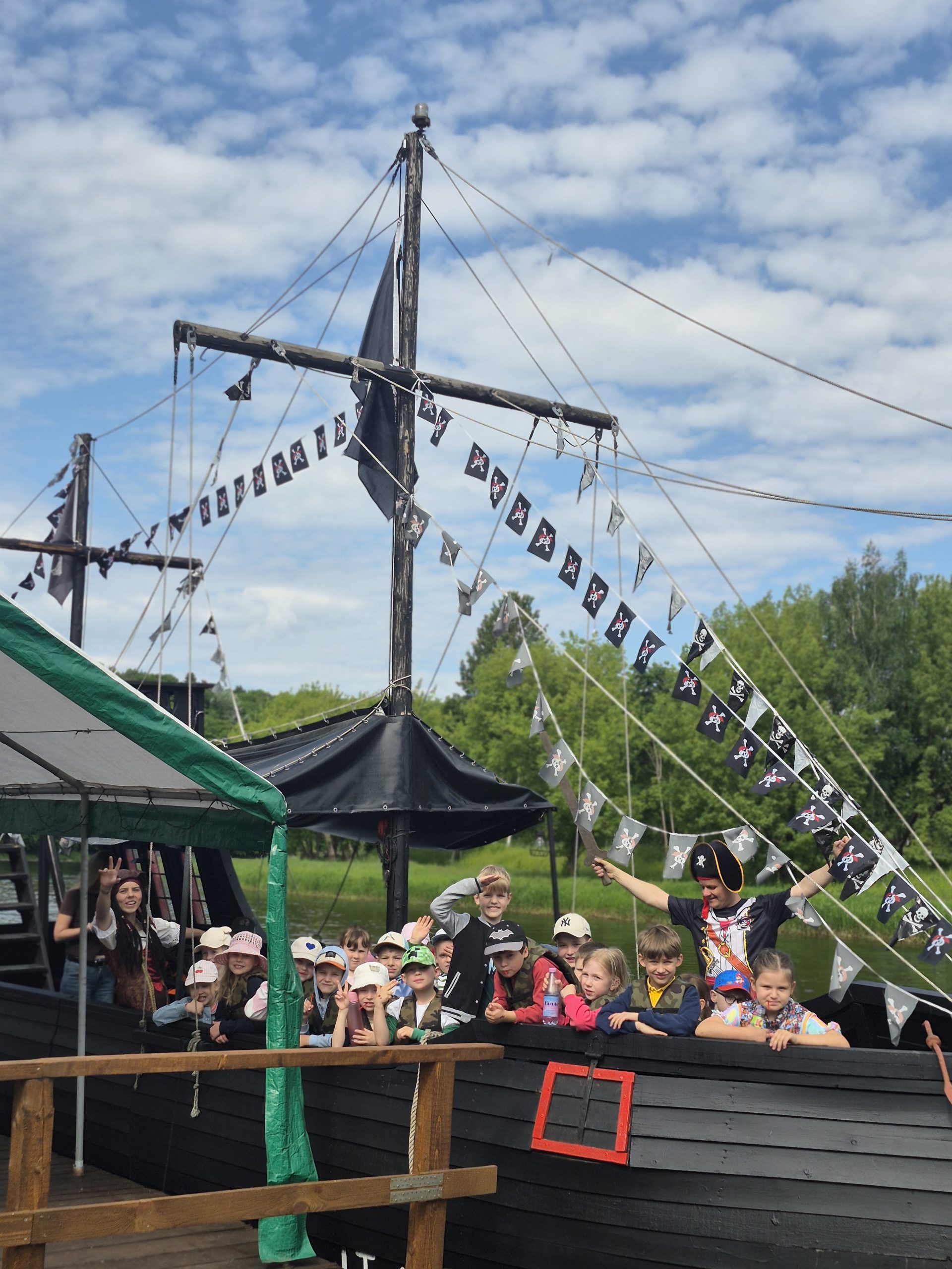 Pirmokų plaukimas piratų laivu